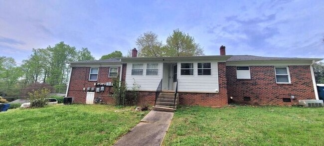 Building Photo - Beautifully Renovated 2BD/1BA Duplex in Hickory!