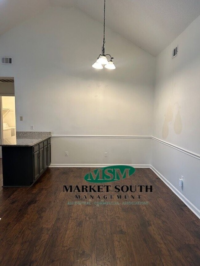 Building Photo - BRANDLEWOOD CUL-DE-SAC OFF GARRARD