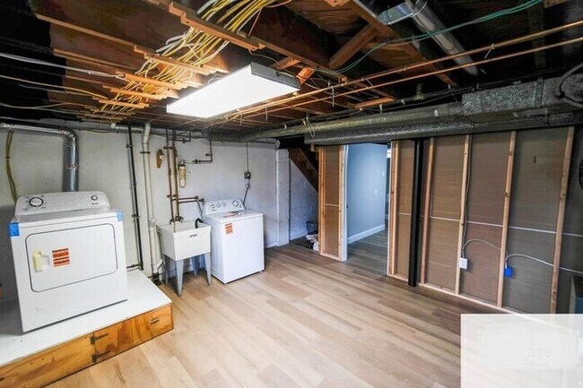 Building Photo - 3 Bedroom Semi-Detached