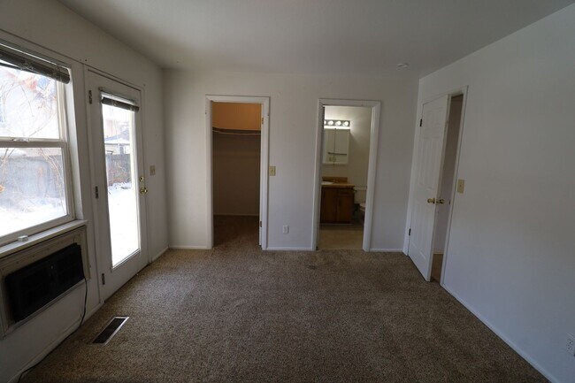 Building Photo - 400 E 4 plex