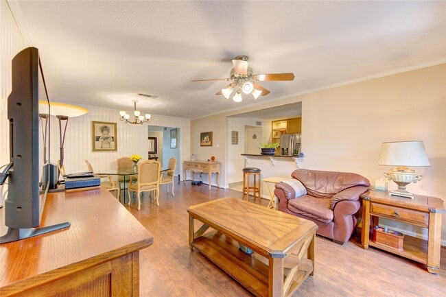 Building Photo - 824 Wax Myrtle Ln