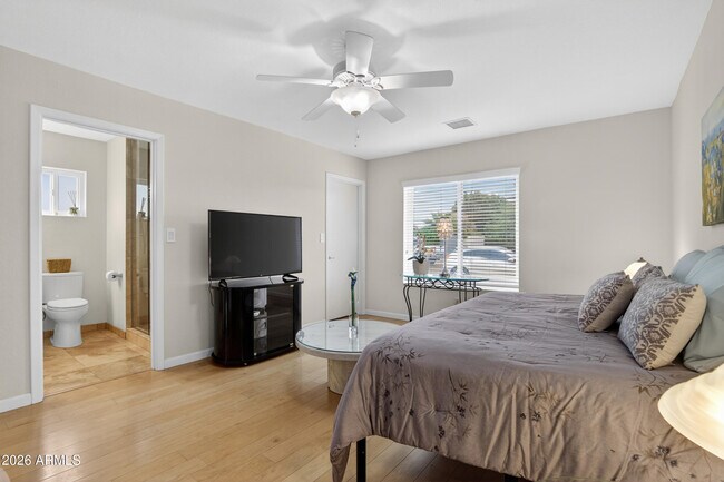 Building Photo - 1128 E Rowlands Ln