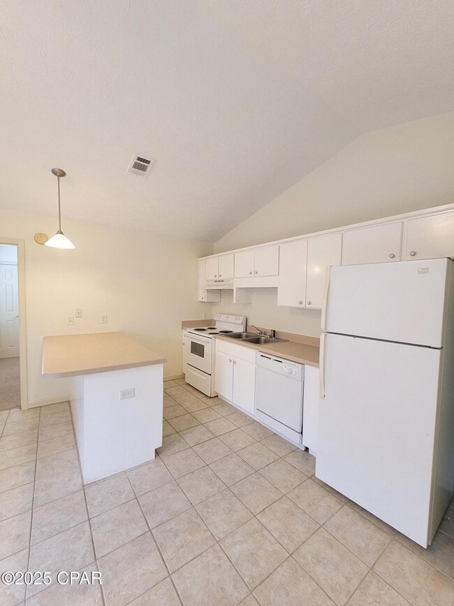 Building Photo - 5522 Pinetree Ave