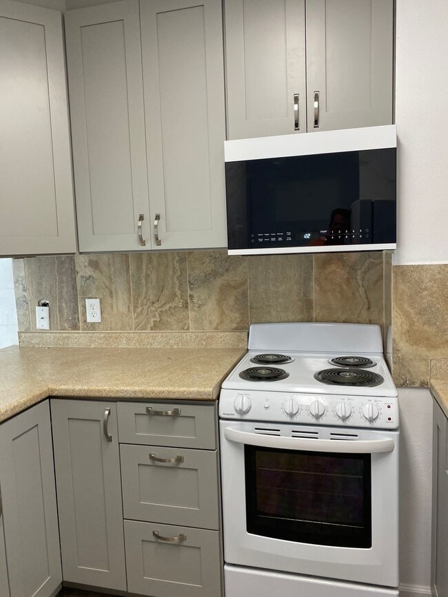 Building Photo - Freshly renovated, Wailuku - 2 bedrooms, 1.5 baths