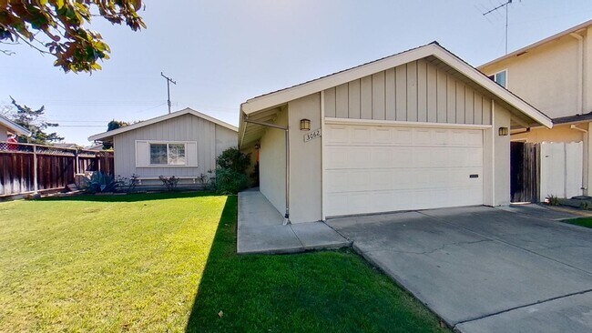 Building Photo - Beautiful Santa Clara home with fenced bac...