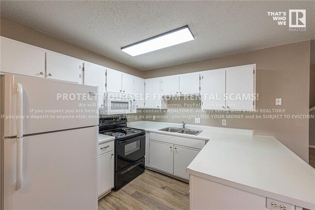 Building Photo - 688 W Martha Dr