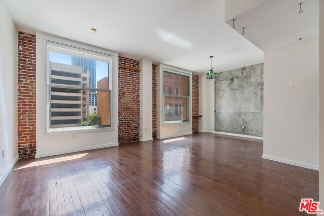 Building Photo - 257 S Spring St