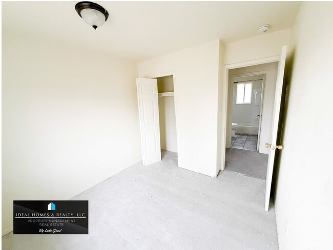 Building Photo - 2104 Flamingo Dr