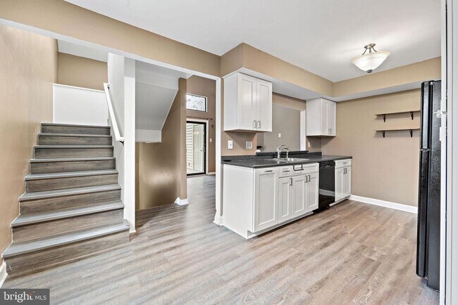 Building Photo - 1512 Roberts Way