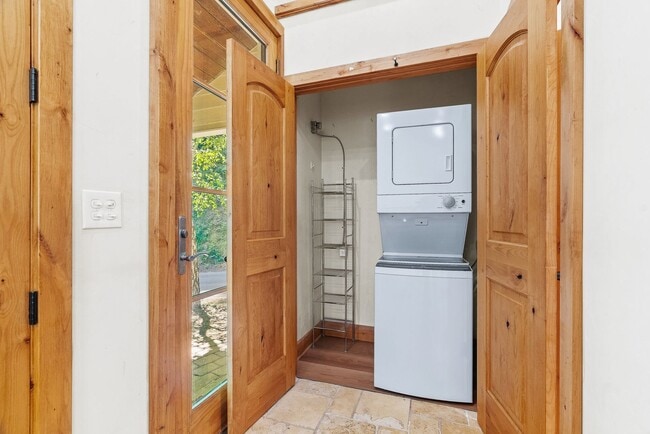 Building Photo - Stunning Fully Renovated 2 Bedroom, 1 Bath...