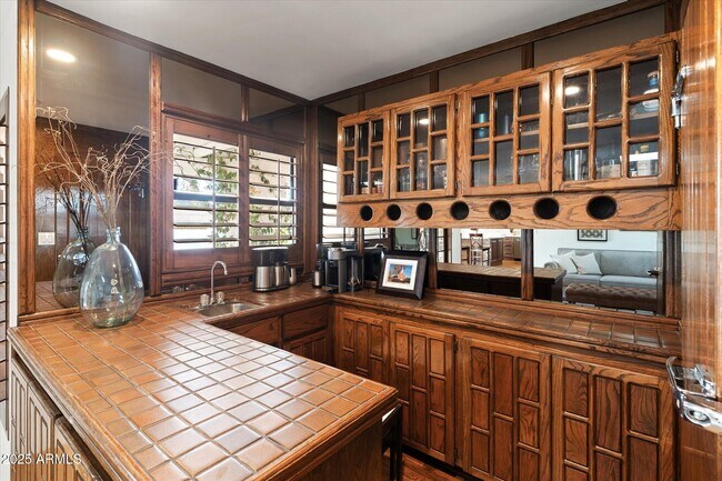 Building Photo - 1025 E Morten Ave