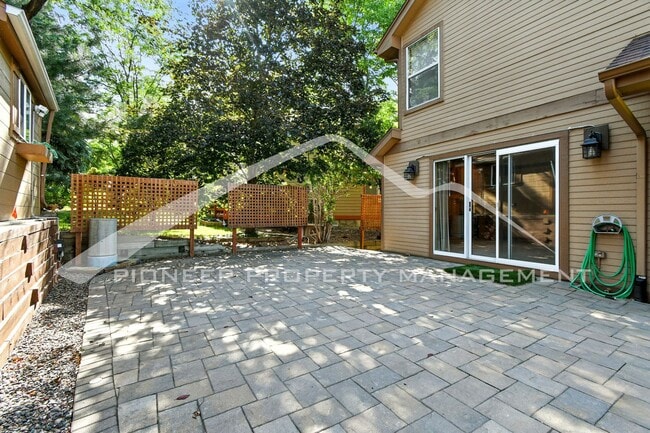 Building Photo - Stunning Home with Central AC and 2-Car Ga...