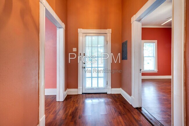 Building Photo - 912 N Elm St
