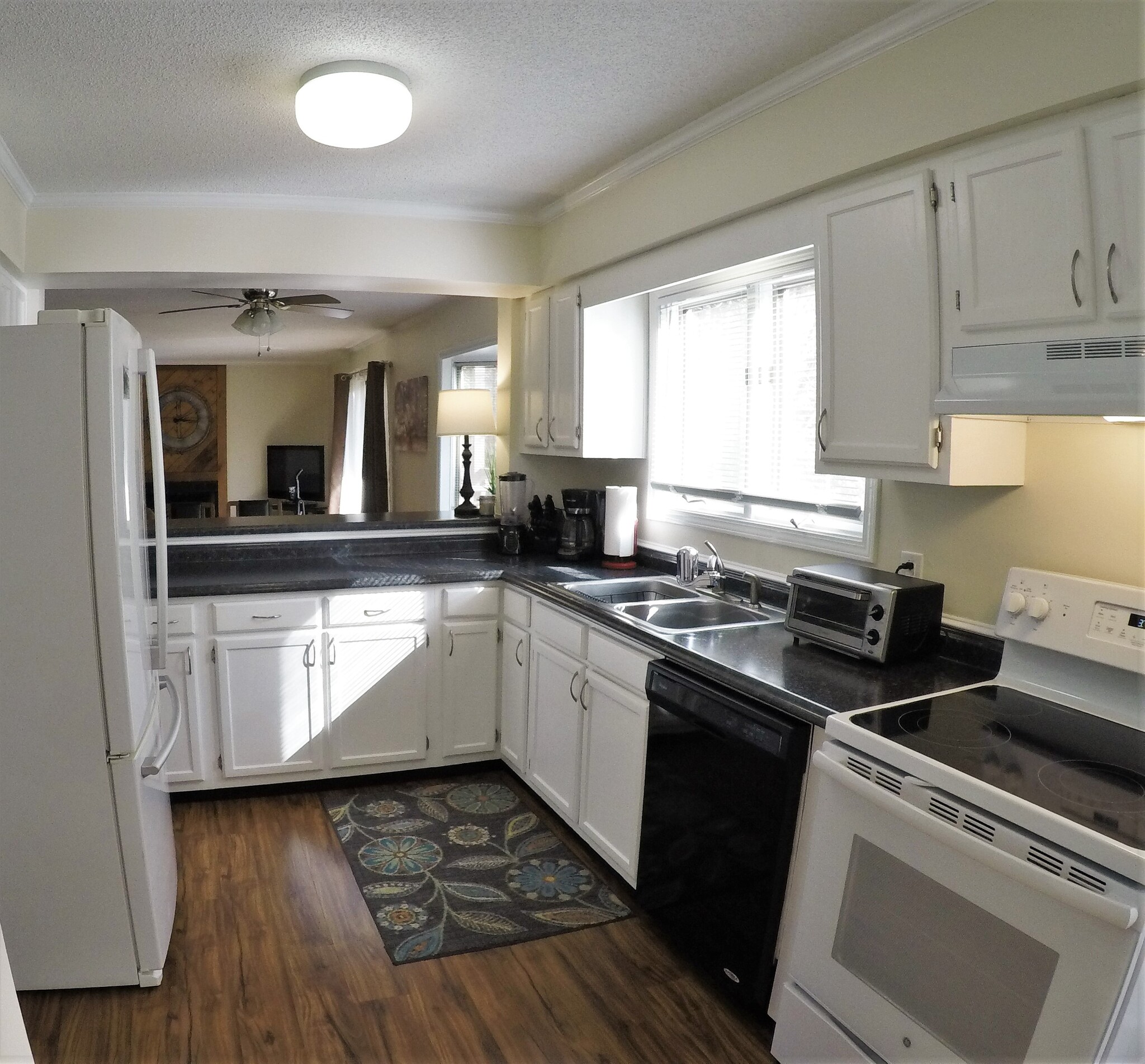 Kitchen well stocked with food preparation and cooking tools - 17 Racquet Club Rd