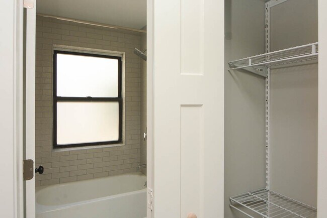 Building Photo - 508 W Belmont Ave