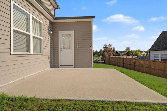 Building Photo - Spacious 4-Bedroom Home w/ Loft