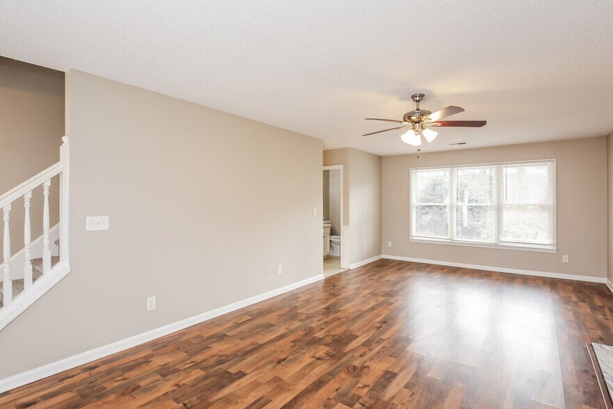 Building Photo - 460 Heathgate Dr SW