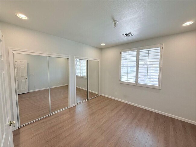 Building Photo - Amazing condominium in gated upscale neigh...