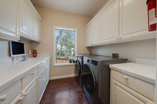 Building Photo - Luxury 4BR Home with Pool & Outdoor Kitche...