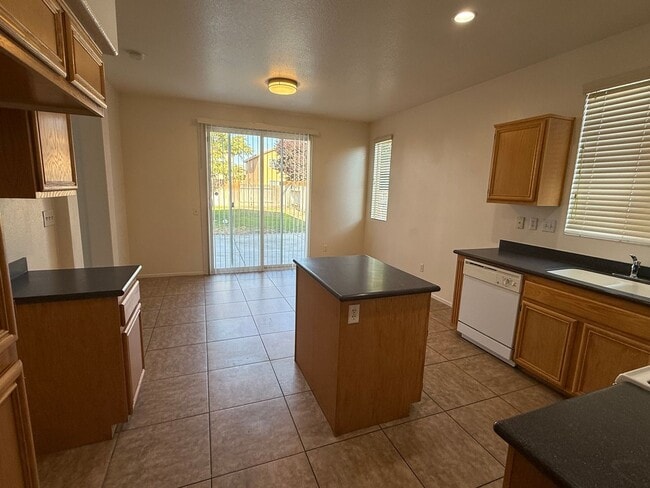 Building Photo - Brentwood Community- Centrally Located- 3 ...