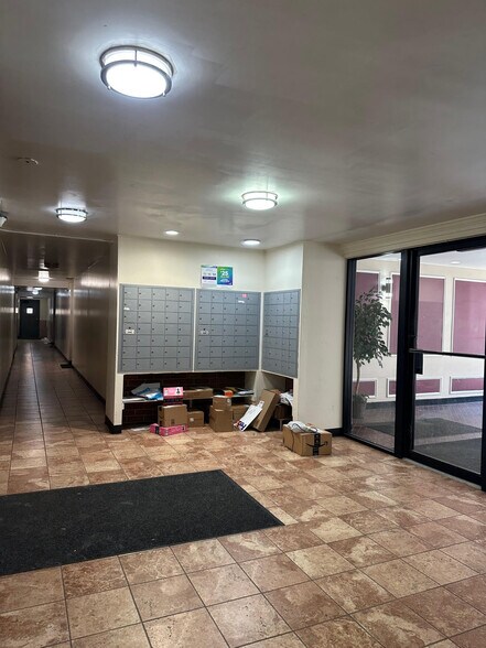 Building Photo - 3825 N Pine Grove Ave