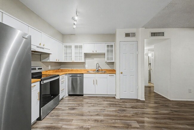 Building Photo - Charming Townhouse