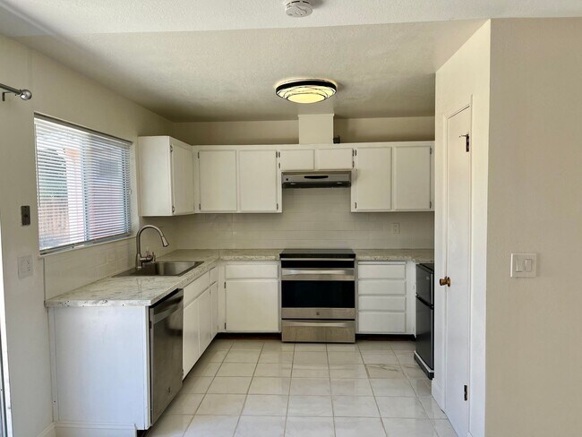 Building Photo - 311 Yosemite Dr