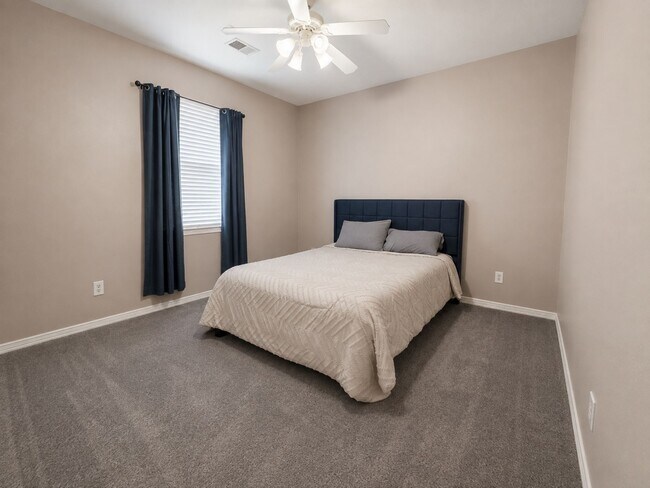 Building Photo - 2409 Deerwood Ct