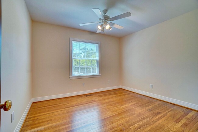 Building Photo - Waterfront Home on 1 Acre Treed Lot, 4/2 +...