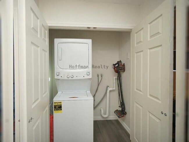 Building Photo - Waterfront 2BR Condo with Private Garage and Water Views in Tampa