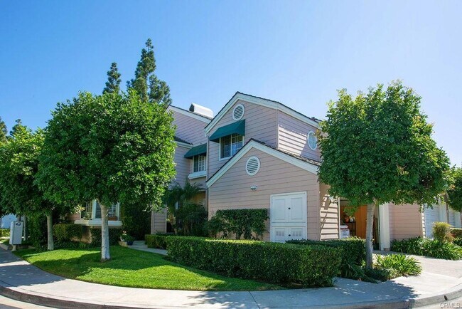 Building Photo - 3 Bedroom Condo For Lease in a gated commu...