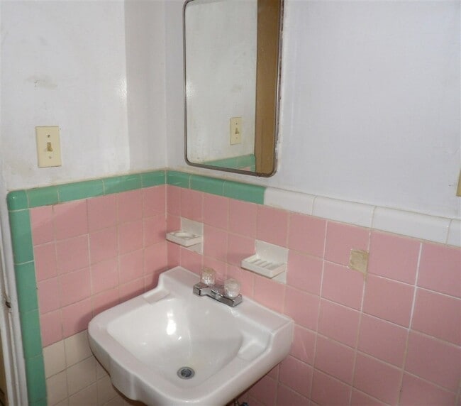 Building Photo - 2341 NW Bell Ave