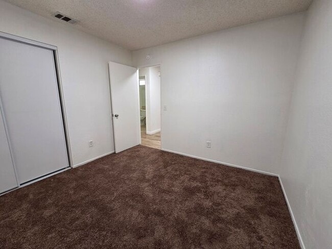 Building Photo - New Listing!
