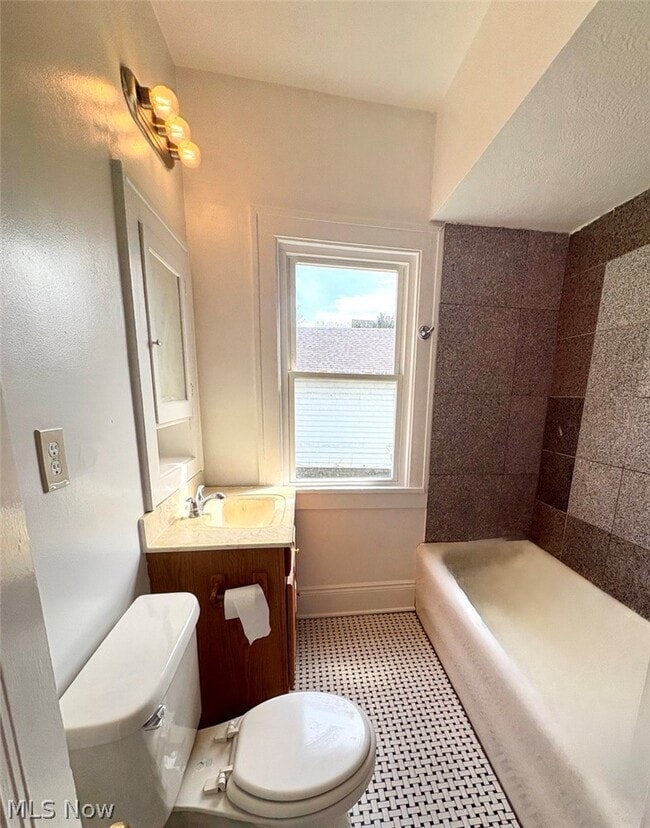 Building Photo - 245 Oakdale Ave