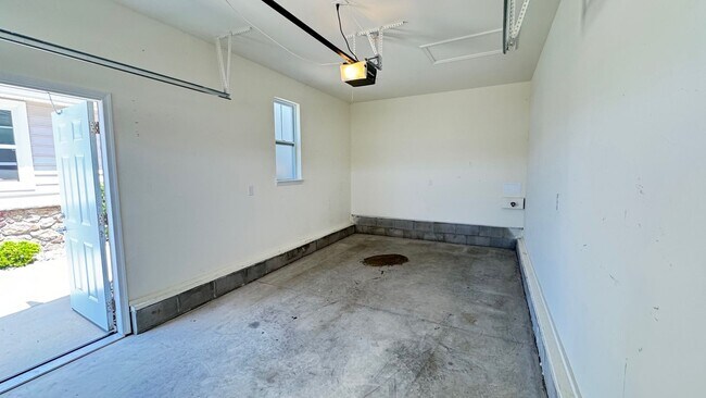 Building Photo - 2nd floor condo in Hearthstone Manor