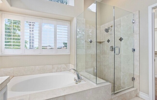 Building Photo - Vibrant 4 Bed/3 Bath Home in Oceanside