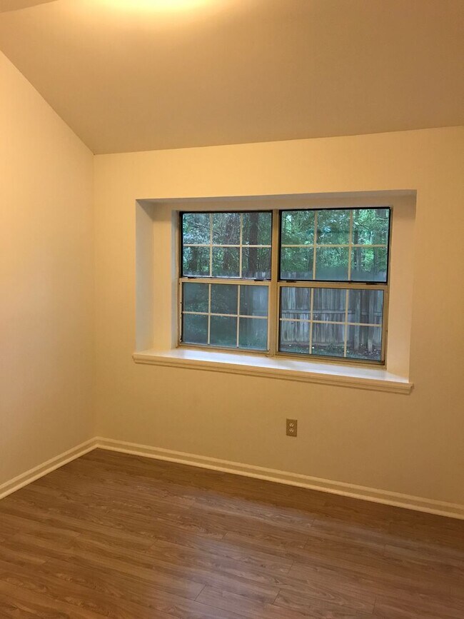 Building Photo - 135 Greenwood Ln
