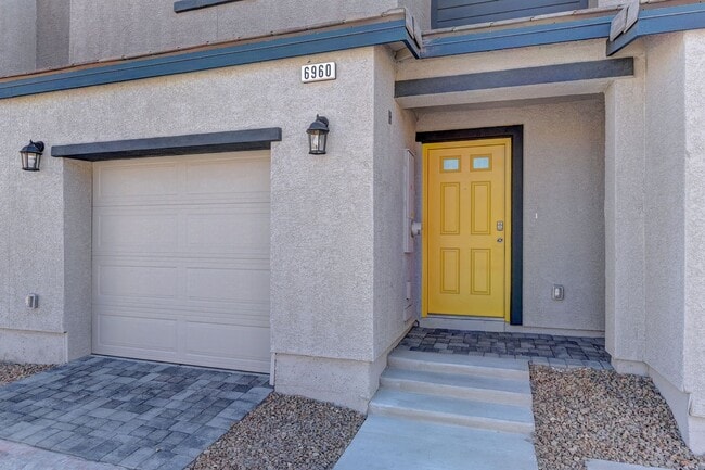 Building Photo - Brand new 3 bedroom Town House by DR Horto...