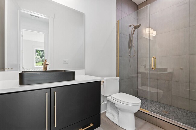 Building Photo - Custom 5 bedroom, 5 bathroom home with Woo...
