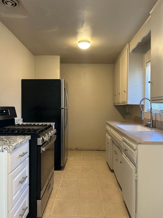 Building Photo - 702 W Atkins Ave