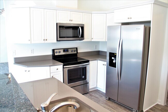 Building Photo - 205 Queenswood Blvd