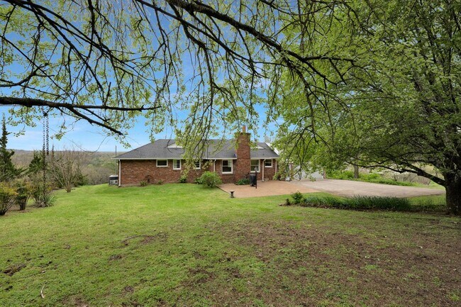 Building Photo - Awesome 3BE/2BA ranch style home in the We...