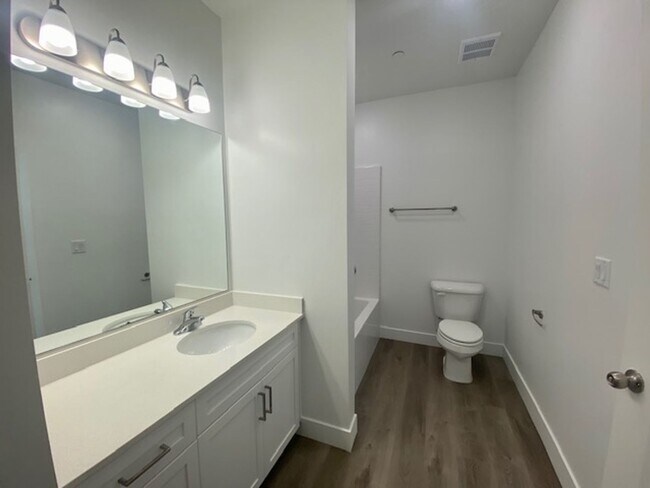Building Photo - SPACIOUS APARTMENT FOR RENT!