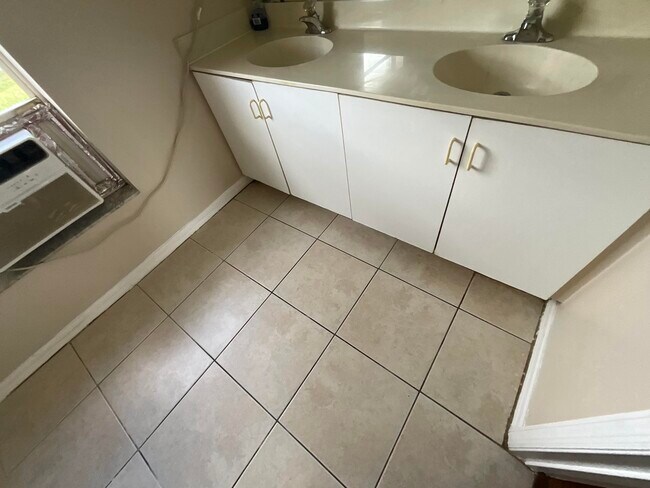 Building Photo - 1002 SW Romaine Ln