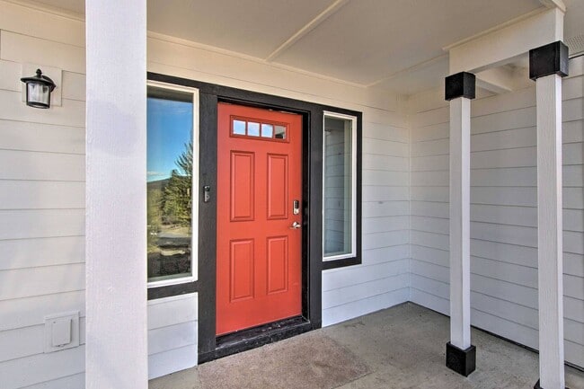 Building Photo - 3 Bedroom 2.5 Bathroom House In Cle Elum With Great Amenities and Sweeping Views