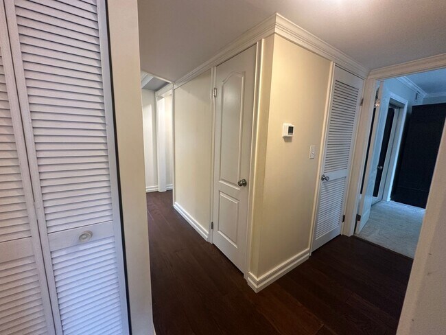 Building Photo - Beautiful 2-bedroom, 2-bath Condo just one block to the beach
