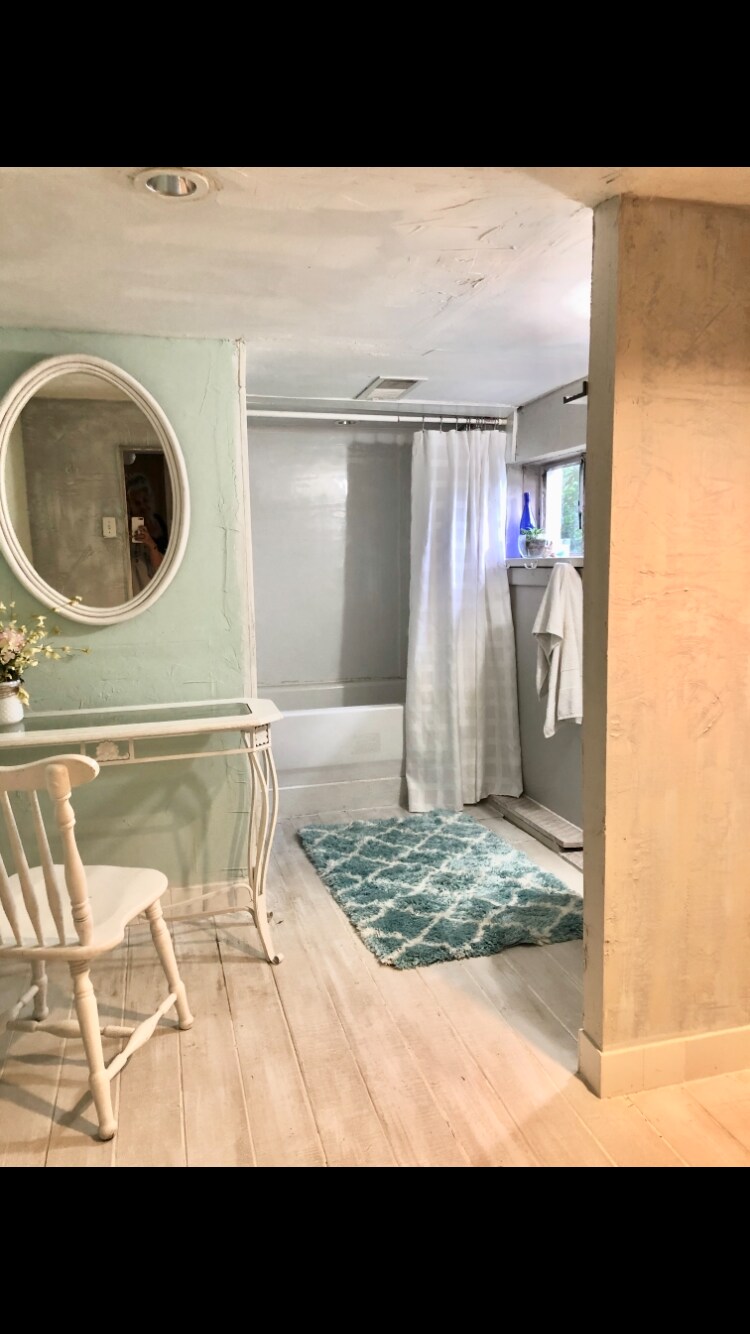 huge bathroom - 738 Kohnen Dr