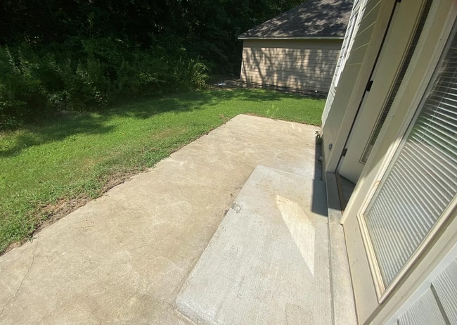 Building Photo - 3 Bedroom/2.5 Bath