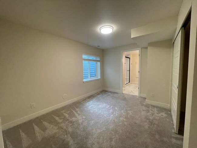 Building Photo - Perfect Location and Perfect Condition!