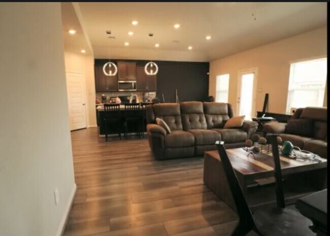 Building Photo - 10831 Sugar Pne Ln